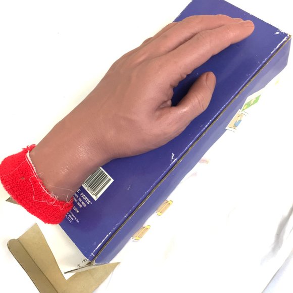 Realistic Hand Spare Parts Prop Russ Berrie Vintage 80’s - Picture 11 of 12